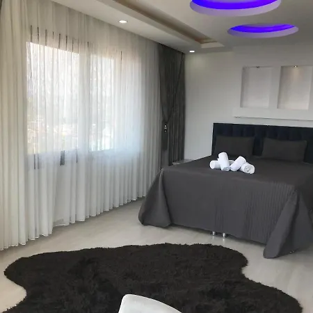 Oezel Havuzlu Ultra Lueks * Kusadası
